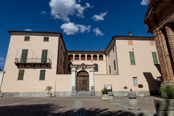 Visite guidate al Castello di Ceresole d&#39;Alba ogni ultima domenica del mese da maggio a ottobre e possibilit&#224; di organizzare eventi privati